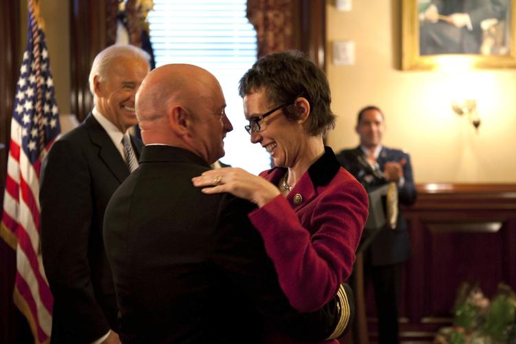 livskamp. Gabrielle Giffords omfavner sin mand Mark Kelly. Billedet her er taget i Det hvide Hus i forbindelse med Mark Kellys fratrædelse som astronaut. Parret har nu givet det første interview om tiden efter, at Giffords blev skudt gennem hovedet i forbindelse med et politisk møde i Houston. 