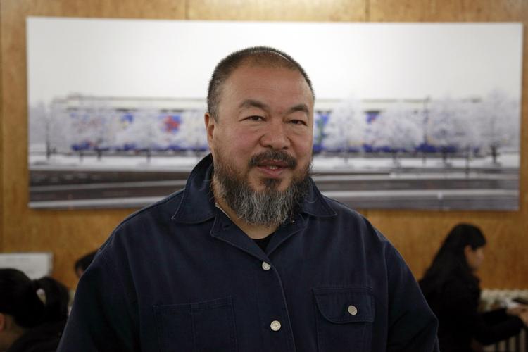 Weiwei. Ai Weiwei blev for nylig idømt en enorm bøde af de kinesiske myndigheder. Det forsøger han nu at imødegå. 