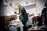 Oppyntning. 55-årige Josefine Ottesen er uddannet skuespiller, men er bedst kendt som forfatter til eventyr- og fantasylitteratur. Og så driver hun et web-antikvariat, hvis stand på årets BogForum hun her rigger til.
