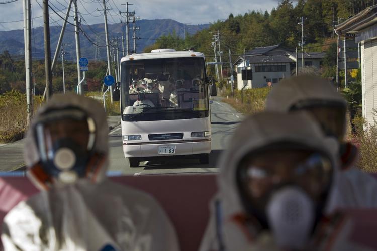 ATOMKATASTROFE. Journalister fra japanske og internationale medier besøger Fukushima-værket for første gang siden tsunamien og jordskælvets ødelæggelser i marts. 