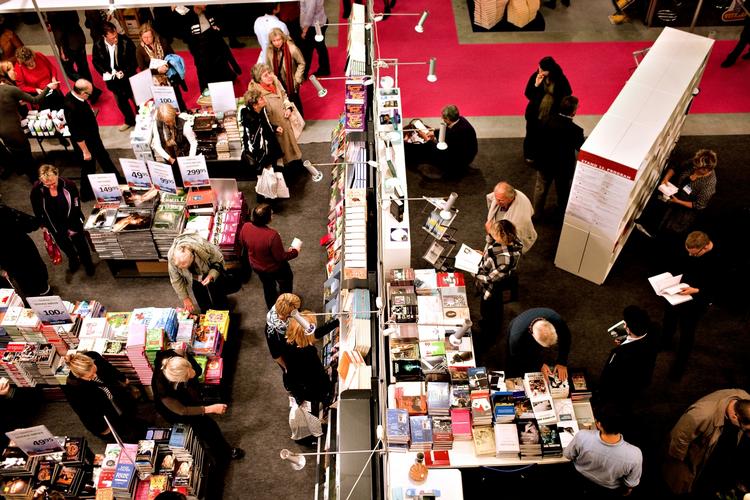 Femi-lit. Der er en klar tendens til, at genren chick lit er ved at miste sin tidligere popularitet. 