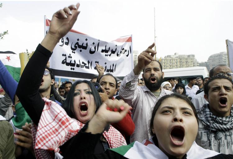 Overgreb. I Cairo var demonstranter i dag samlet på gaden, mens de arabiske ledere inden for besluttede at smide Syrien midlertidigt på porten. 