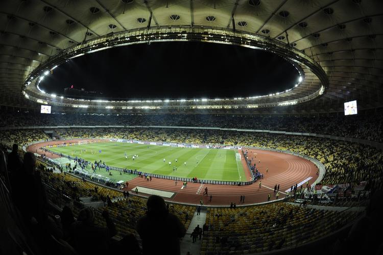 em-stadion. Begivenheder var der nok af, da Ukraine og Tyskland spillede 3-3, men ARD's radioreporter måtte lade en kollega hjemme i Tyskland om at fortælle om kampen. 