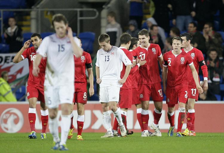 1-0. Wales kom tidligt foran mod Norge på en scoring af Sam Vokes. 