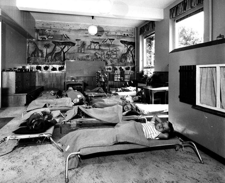 1949. Savannen på Carlsberg dengang Hans Scherfig netop havde malet det til Børnedaghjemmet. Junglemotivet er på modsatte væg. 