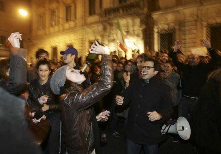 Jubel. Italienerne fester, efter at Berlusconi indgav sin afskedsbegæring. 