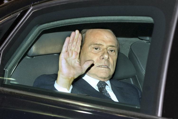 ciao. Silvio Berlusconi forlader præsidentpaladset efter at have indgivet sin afskedsbegæring. 