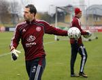 Kamphaner. Thomas Sørensen har tidligere ligget i 'krig' med bl.a. Peter Schmeichel og Stephan Andersen. Konkurrence er sundt, mener Sørensen, der trues af Anders Lindegaard (bagerst). 