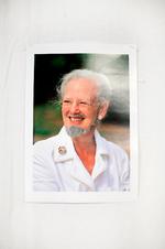 SKÆGMONARK. Også Dronning Margrethe havde aktivisterne udstyret med skæg for at understrege, at selv med en kvindelig statsminister og en kvindelig monark er det ifølge La Barbe stadig mændene, der sidder på magten i Danmark. 