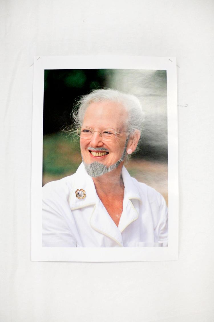 SKÆGMONARK. Også Dronning Margrethe havde aktivisterne udstyret med skæg for at understrege, at selv med en kvindelig statsminister og en kvindelig monark er det ifølge La Barbe stadig mændene, der sidder på magten i Danmark. 