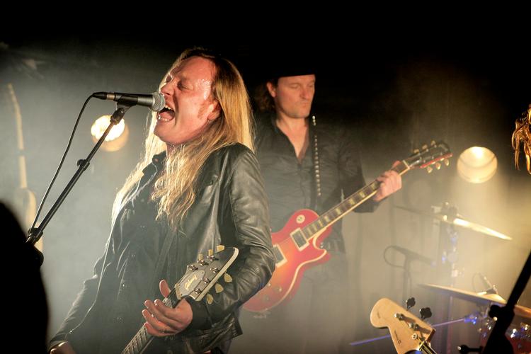 Storebror i forgrunden - lillebror i baggrunden. 