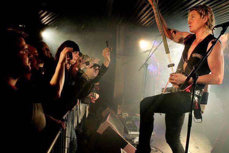 Bassist Stig Pedersen i nærkontakt med publikum. 