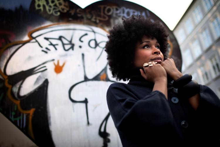 Henrik Fuglsang, der arbejder med digital musik for musikselskabet disco:wax, har blandt forsøgt at få fjernet flere numre med sangerinden Nabiha (billedet) fra Grooveshark. 