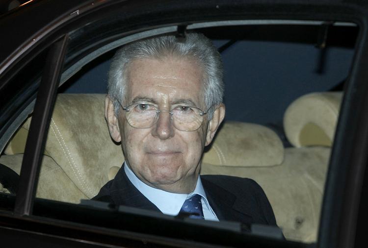 regeringsleder. Mario Monti, der her ses på vej mod præsidentpaladset her til aften, er blevet bedt om at danne en ny regering. 