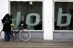 Jobsøgning. Det kan blive vanskeligt for landets fagforeninger og arbejdsløshedskasser at fastholde deres medlemmer – og dermed de kollektive ordninger – hvis dækningsgraden på dagpengeområdet skrider, og det sker i øjeblikket. Arkivfoto: Finn Frandsen 