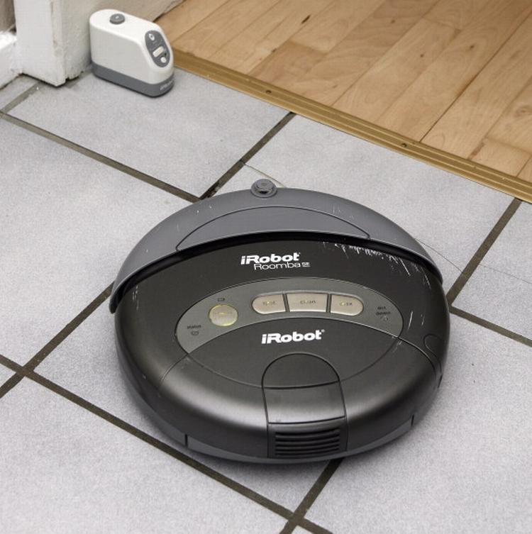 Hjælper. Kommuner overvejer, hvordan de skal gøre støvsugerrobotter mere udbredte - ved tvang eller frivillighedens vej. 
