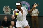 VIDERE. Med 8-6 i tredje sæt spillede Venus Williams sig blandt de 32 sidste i Wimbledon. 
