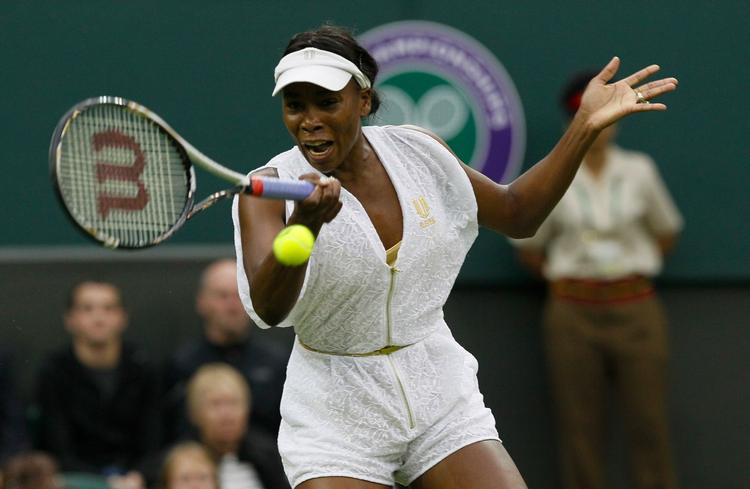 VIDERE. Med 8-6 i tredje sæt spillede Venus Williams sig blandt de 32 sidste i Wimbledon. 