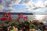 RETSMØDE. Det første åbne retsmøde i sagen om Anders Behring Breiviks terrorangreb i Norge gennemføres i dag i retten i Oslo. Arkivfoto af sørgebuketter ud for Utøya. 