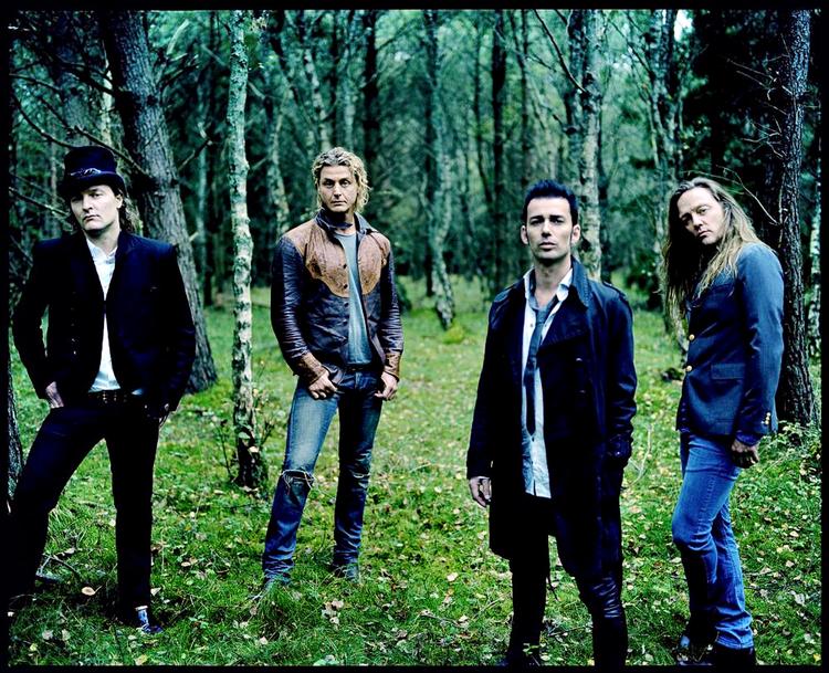 KVINDELIGT. Man kan diskutere, om man kan tage fire granvoksne mænd i kvindetøj eller forsøgsvis seje rockattituder alvorligt på PR-fotos. Men musikalsk er der intet at diskutere - D-A-D er  tilbage i topform. PR-foto 