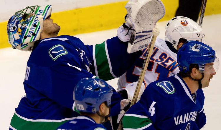 infight. Vancouver Canucks' målmand Roberto Luongos maske ryger af, da Frans Nielsen fra New York Islanders rammer ham tæt under mål. 
