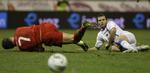 grønsvær. Banen i Zenica var under al kritik, da Ronaldo (tv) og Portugal spillede på udebane mod Bosnien. 