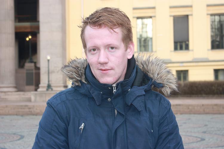 offer. Per Anders Langerød overlevede massakren på øen Utøya og vælger at blive hjemme, når Anders Behring Breivik i morgen deltager i det første retsmøde for åbne døre. 