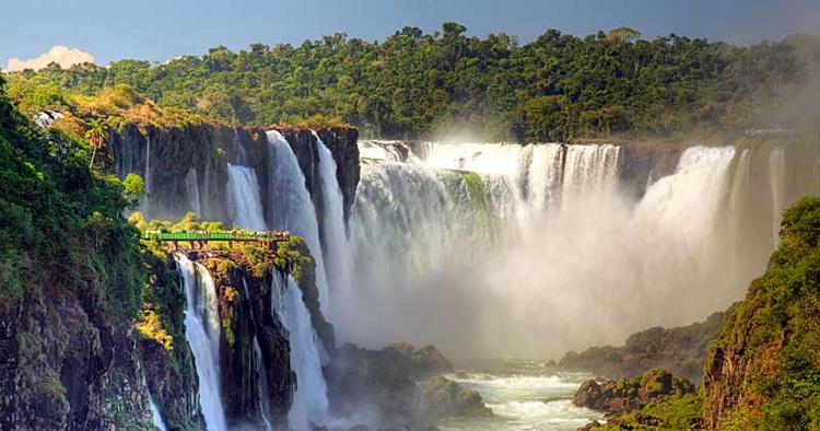 VIDUNDER. Iguazu-vandfaldet udgøres af i alt 275  vandfald, der strækker sig over 2.700 meter. 