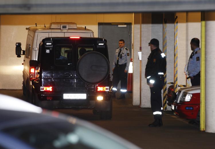 RETSMØDE. En stribe politibiler kørte Anders Behring Breivik ind til retten i Oslo. 