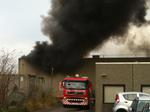 afblæst. Folk i Køge og omegn har skullet holde sig inden døre i et par timer i dag, men nu har politiet afblæst advarslen. Det var en industribygning på Unionsvej, der stod i flammer. 