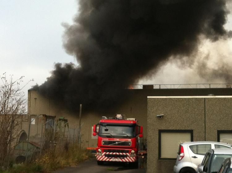 afblæst. Folk i Køge og omegn har skullet holde sig inden døre i et par timer i dag, men nu har politiet afblæst advarslen. Det var en industribygning på Unionsvej, der stod i flammer. 