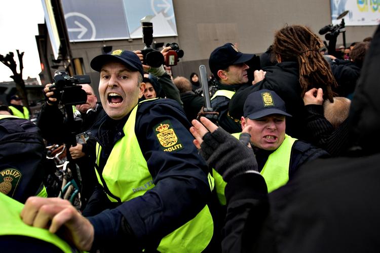 Gemmeleg. Hverken Københavns Politi eller PET vil kendes ved den britiske politiagent Mark Kennedy, som beskyldes for at have opildnet demonstranter ved COP15-topmødet i 2009. 