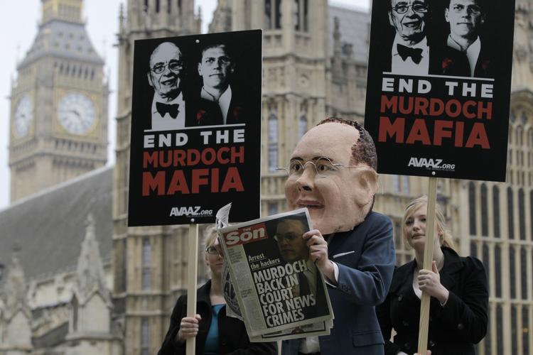 Aflytning. Den undersøgelseskommission, der skal kulegrave den britiske aflytningsskandale, var for første gang i Londons overret i dag. Billedet er fra i sidste uge, hvor James Murdoch for anden gang var i høring i underhuset. 