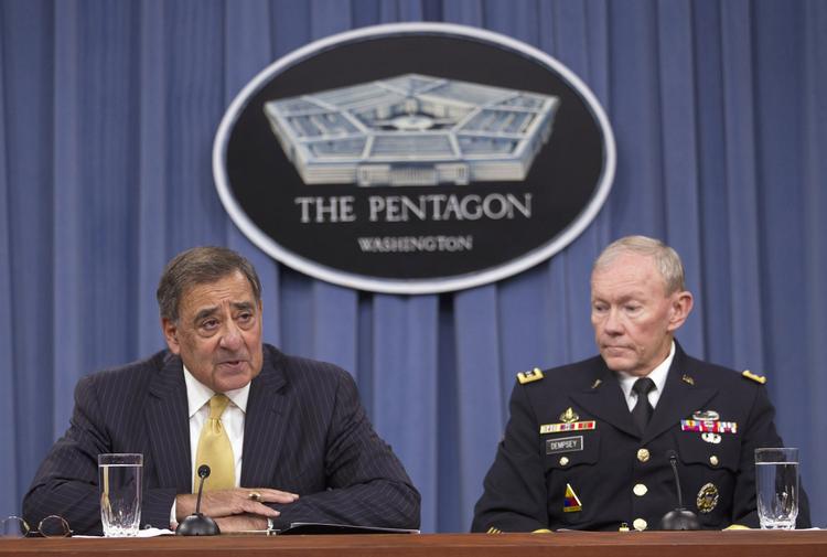 Advarsel. Leon Panetta (t.v.) gruer for militærets fremtid. 