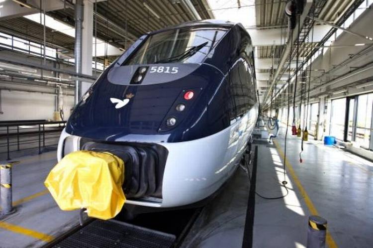 Stille. De har ikke haft det let indtil videre, de forkætrede IC4-tog fra Italien. Nu får de slet ikke lov at køre mere. Her holder et eksemplar i DSB's klargøringscenter i Kastrup. 