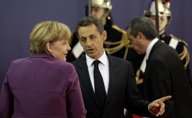 Krise. Europæiske toppolitikere som Angela Merkel og Nicolas Sarkozy har måttet kæmpe for at redde euroen. Den slags giver ikke danskerne lyst til at få euro. 