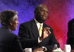 Presset. Herman Cain - der her ses under en tidligere debat - er ikke klar til 'den store scene', mener en konservativ kommentator. 
