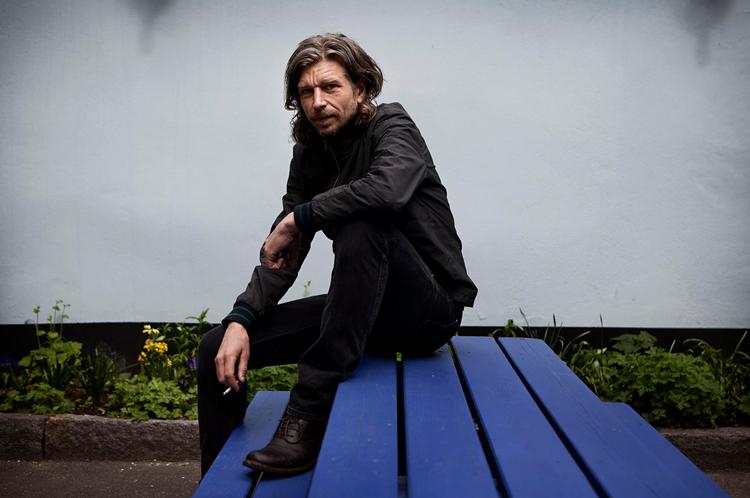 Det er slut. Karl Ove Knausgård lukker sjette og sidste bind af kæmpeværket 'Min kamp' med at bemærke,  at han ikke længere vil være forfatter. Men er det fiktion eller virkelighed? 