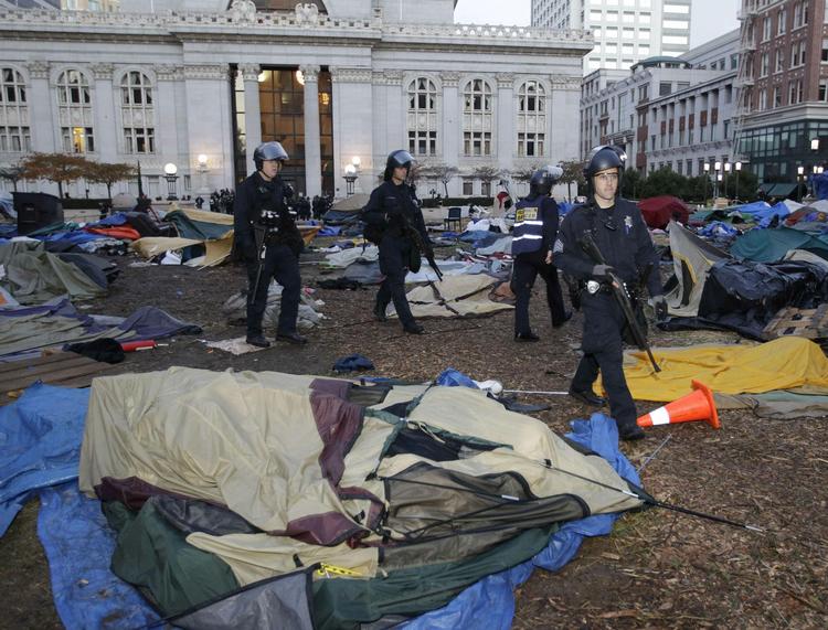 AKTION. Politiet mødte ikke voldsom modstand, da de ryddede Occupy Wall Steet-lejren i Zoccotti Park. 