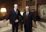 Hva' nu? Lucas Papademos, udråbt til Grækenlands redningsmand (th), står med fremstrakte arme sammen med afgående premierminister George Papandreou. Men er EU klar til at tage i mod? 