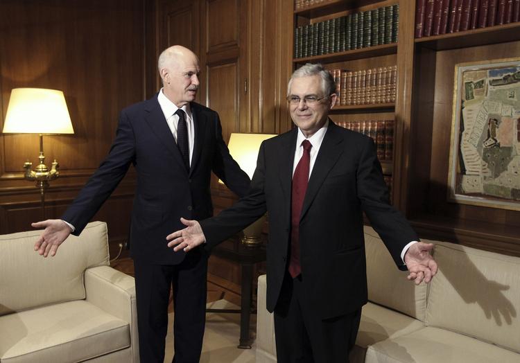Hva' nu? Lucas Papademos, udråbt til Grækenlands redningsmand (th), står med fremstrakte arme sammen med afgående premierminister George Papandreou. Men er EU klar til at tage i mod? 