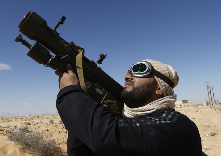 Raketstyr. Det er den her slags våben, israelerne frygter kan blive brugt til terroraktioner mod passagerfly. Her er det dog ikke i hænderne på en terrorist, men en libysk oprører. 