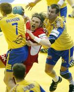 Legendarisk. Magnus Wislander (t.h.) spillede 384 landskampe for Sverige og har været med til at vinde to VM-title, fire gange EM-guld og tre gange OL-sølv. På billedet går han hårdt til Danmarks Claus Jakobsen ved EM i 1994, hvor Sverige vandt guld. 