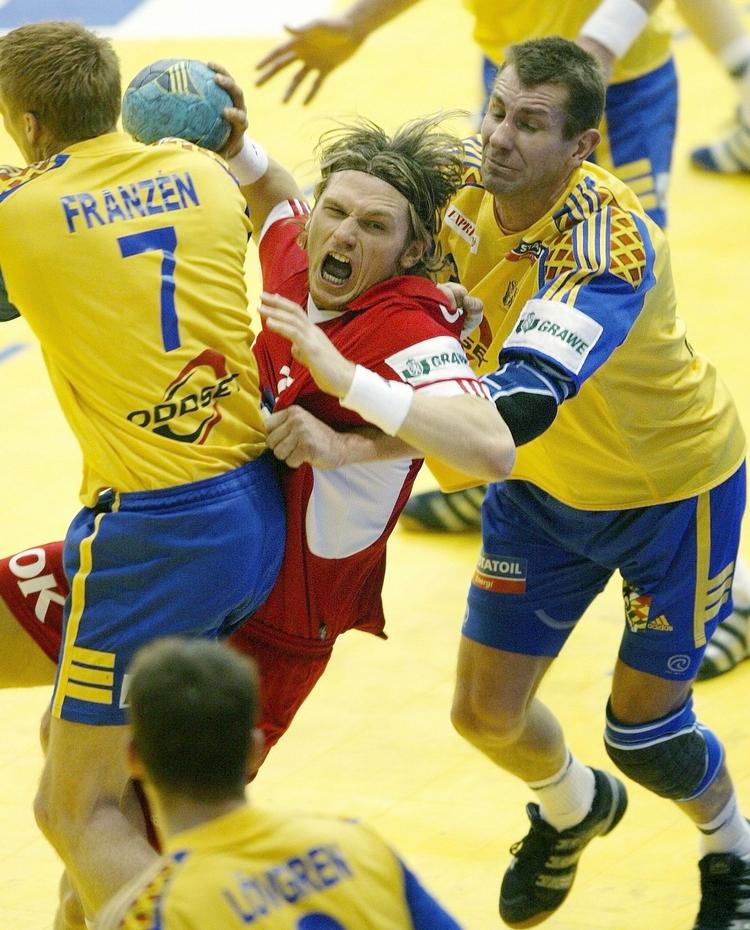 Legendarisk. Magnus Wislander (t.h.) spillede 384 landskampe for Sverige og har været med til at vinde to VM-title, fire gange EM-guld og tre gange OL-sølv. På billedet går han hårdt til Danmarks Claus Jakobsen ved EM i 1994, hvor Sverige vandt guld. 