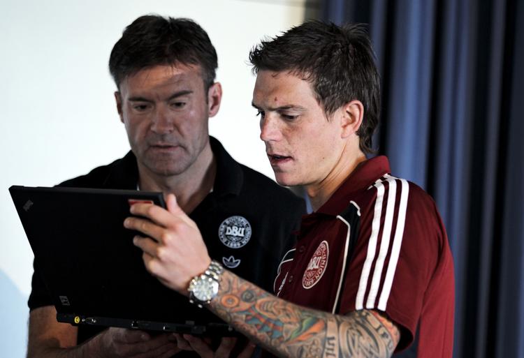 REDEGØRELSE. Efter en episode på Hotel Marienlyst fredag efter 2-0-sejren over Sverige er Daniel Agger (th.) og hans holdkammerater blevet meldt til politiet, men i en redegørelse fra DBU kalder Lars Berendt (tv.) sagen for grundløs. 