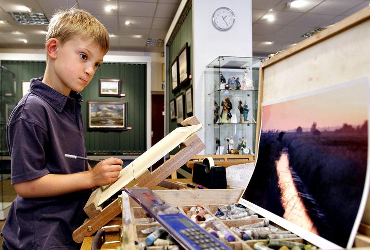 Barnekunstner. Allerede som 7-årig tjente Kieron Williamson nok til, at hans familie kunne flytte fra den lille toværelseslejlighed ved siden af en benzintank til et større hus i Norfolk i Østengland.