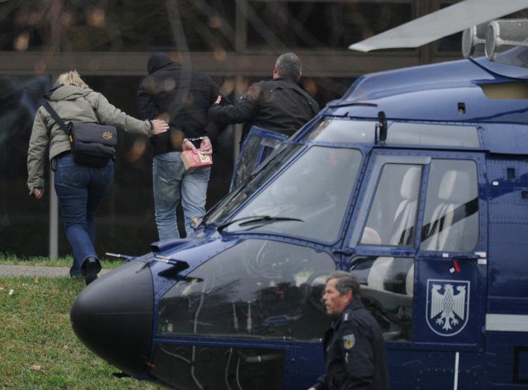 Terrorsag. Udover de tre, der formodes at stå bag mordene på ni indvandrere og en politibetjent, anholdt politiet i går en fjerde person. Han er mistænkt for at hjælpe gerningsmændene med blandt andet falske pas og kørekort. 