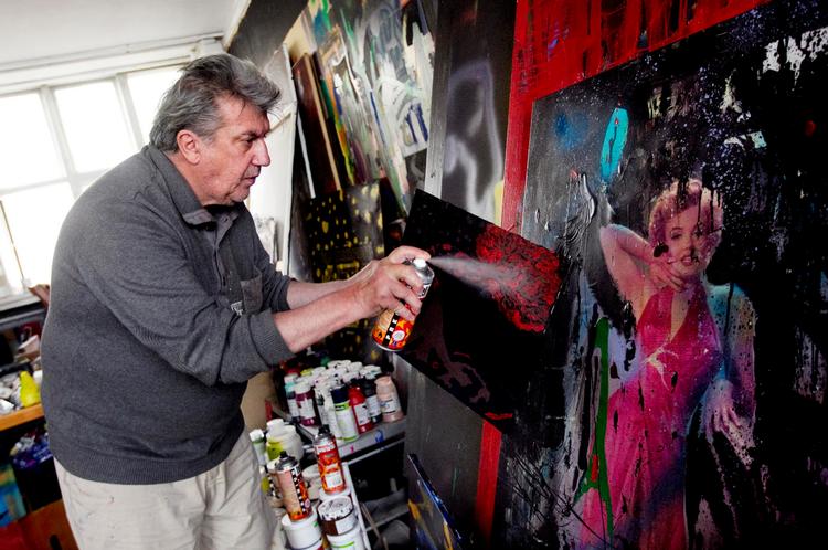 Kunstner. Jens Birkemose taler, som han maler og tegner: om ti ting på én gang. Han taler i et rablende tempo og med en tilbøjelighed til at springe ned ad hver eneste sidegade. Og efter sig trækker han en hale af uafsluttede sætninger og tanker. 