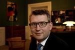 Fokus. Troels Lund Poulsen (V) er kommet i fokus i Helle Thornings skattesag, fordi han var skatteminister, da hans departementschef, Peter Loft, blandede sig i sagen. 