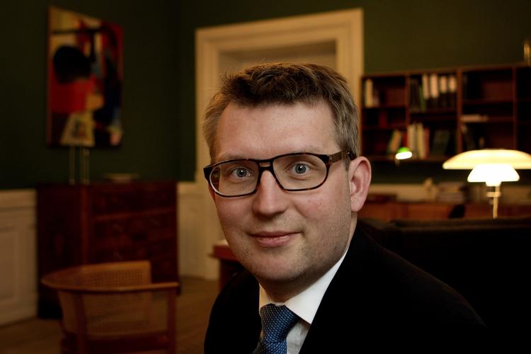 Fokus. Troels Lund Poulsen (V) er kommet i fokus i Helle Thornings skattesag, fordi han var skatteminister, da hans departementschef, Peter Loft, blandede sig i sagen. 